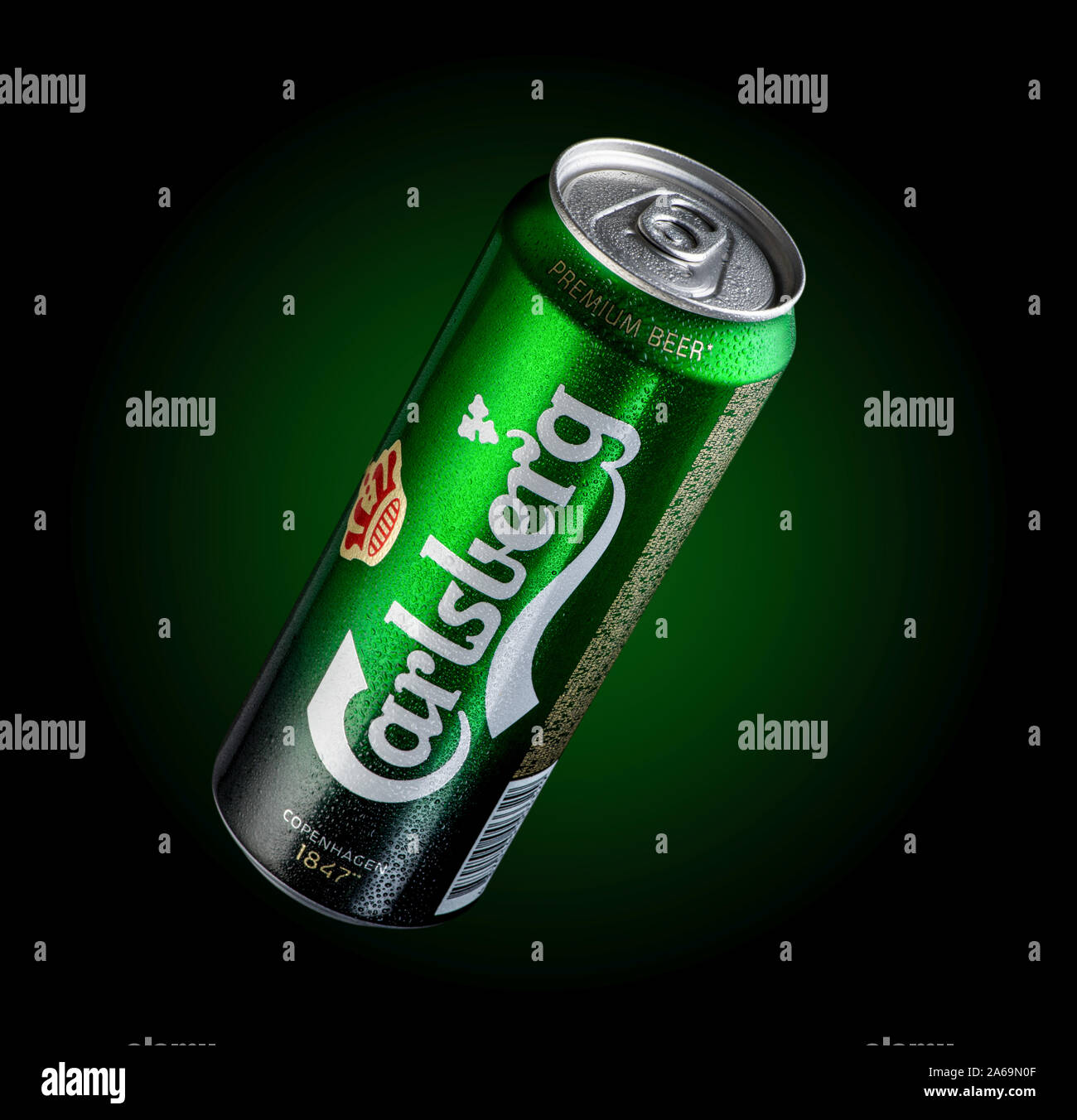 Almaty, Kasachstan - Oktober 11, 2019: Bier Carlsberg mit Tropfen von Wasser in einem grünen Hintergrund mit Beleuchtung. Werbung eine Marke von Bier Stockfoto