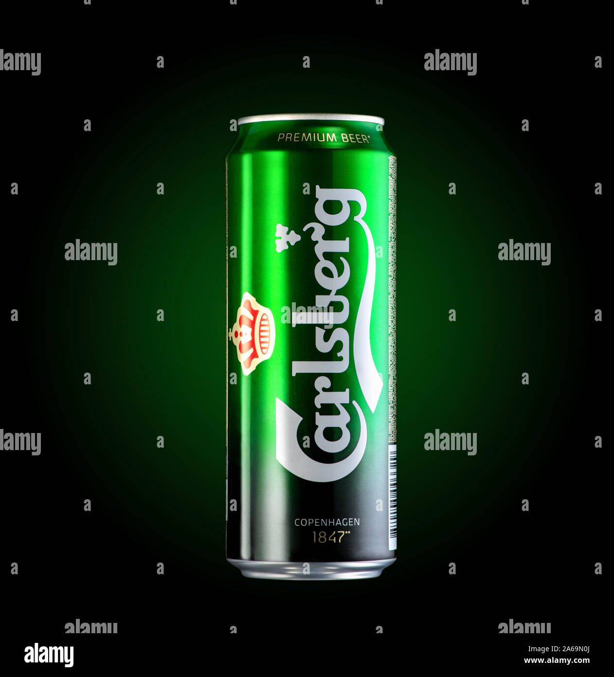 Almaty, Kasachstan - Oktober 11, 2019: Bier Carlsberg auf grünem Hintergrund mit Beleuchtung. Werbung eine Marke von Bier Stockfoto