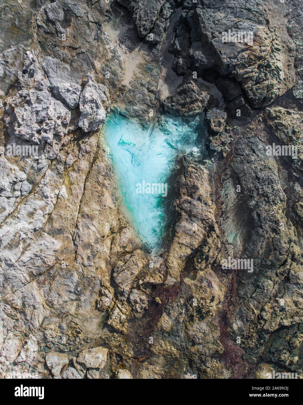 Rock Pool mit wunderschönen Vivid blau türkis warmes Wasser an einem Strand aus Rock. Perfekter Ort zum Entspannen, Meditieren oder Yoga. Stockfoto