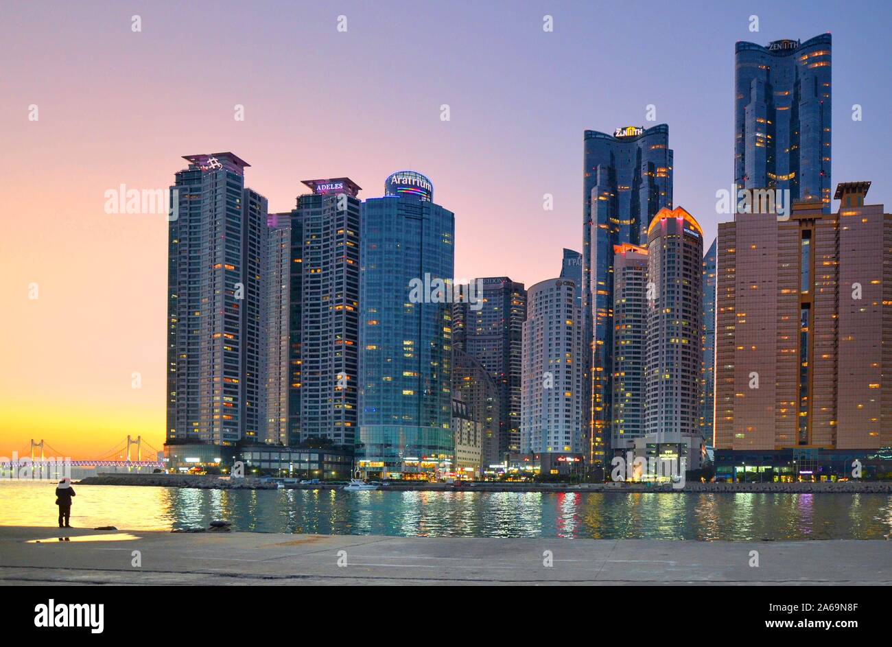 Urbane Einsamkeit. Haeundae Bezirk, Busan Stadt, Südkorea. Stockfoto