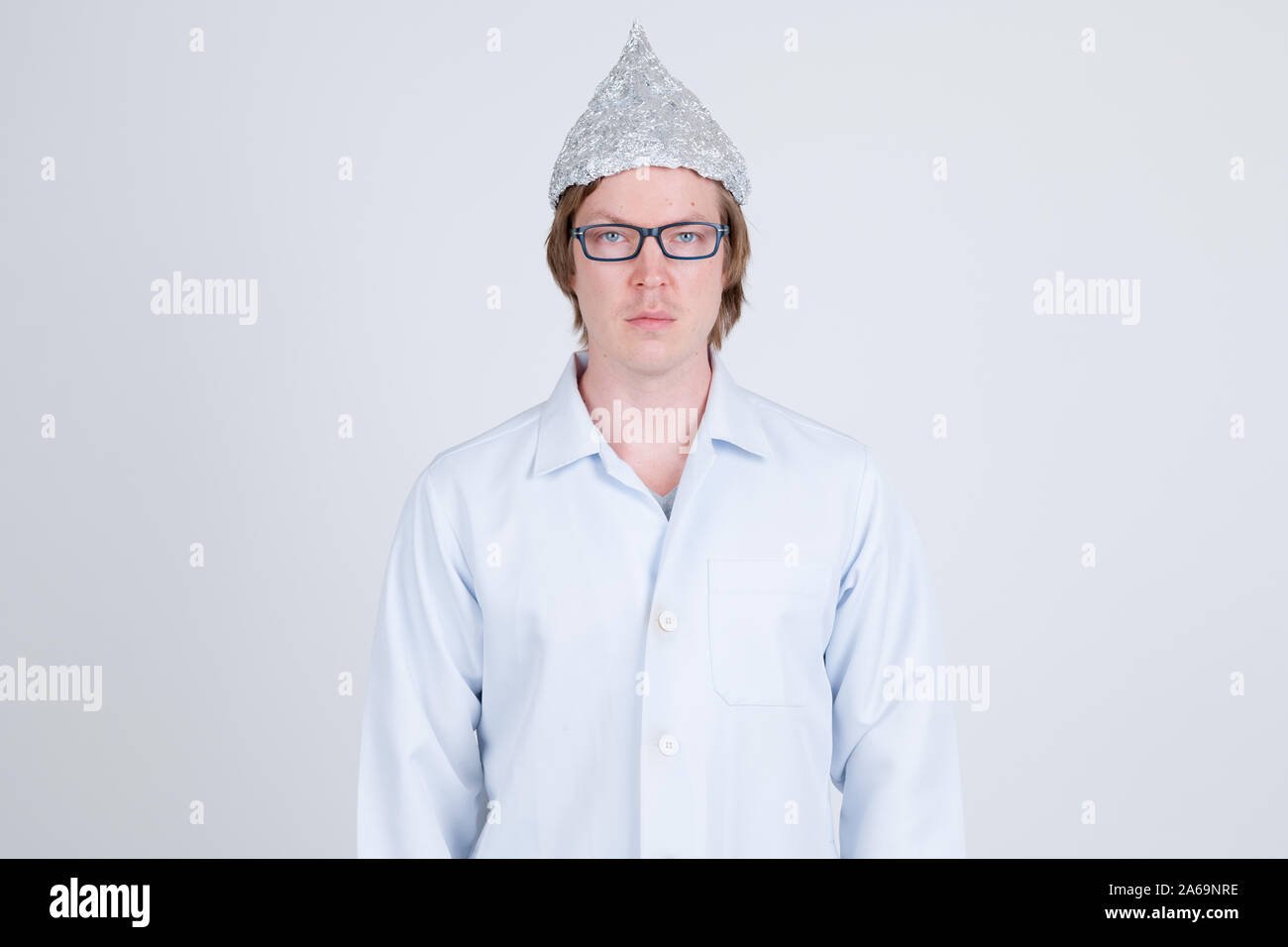 Junger Mann Doktor mit Tinfoil hat das Tragen von Brillen Stockfoto