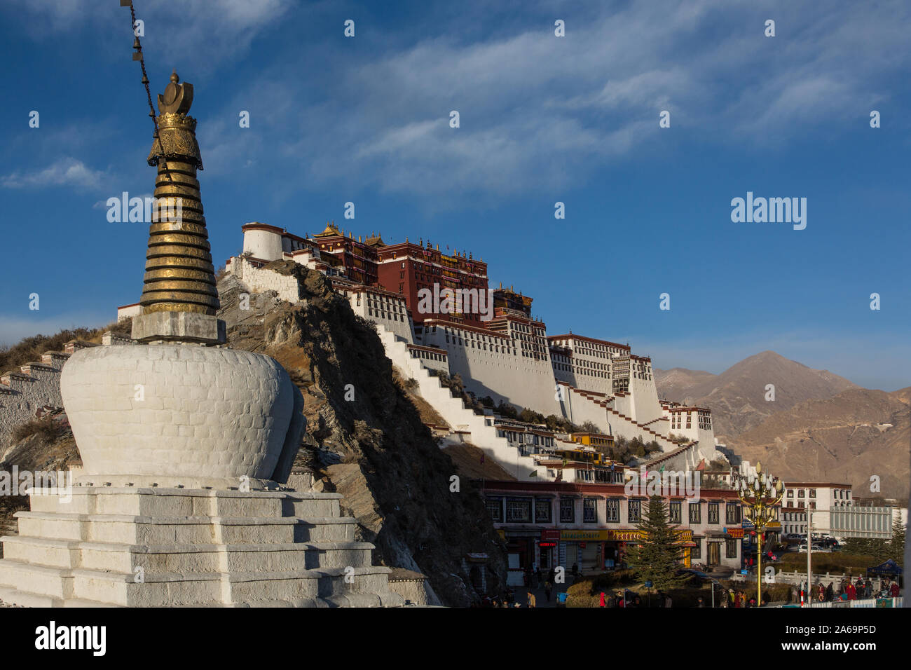 Der Pardo Kaling chorten oder Stupa vor dem Potala Palast in Lhasa, Tibet. Ein UNESCO Weltkulturerbe. Stockfoto
