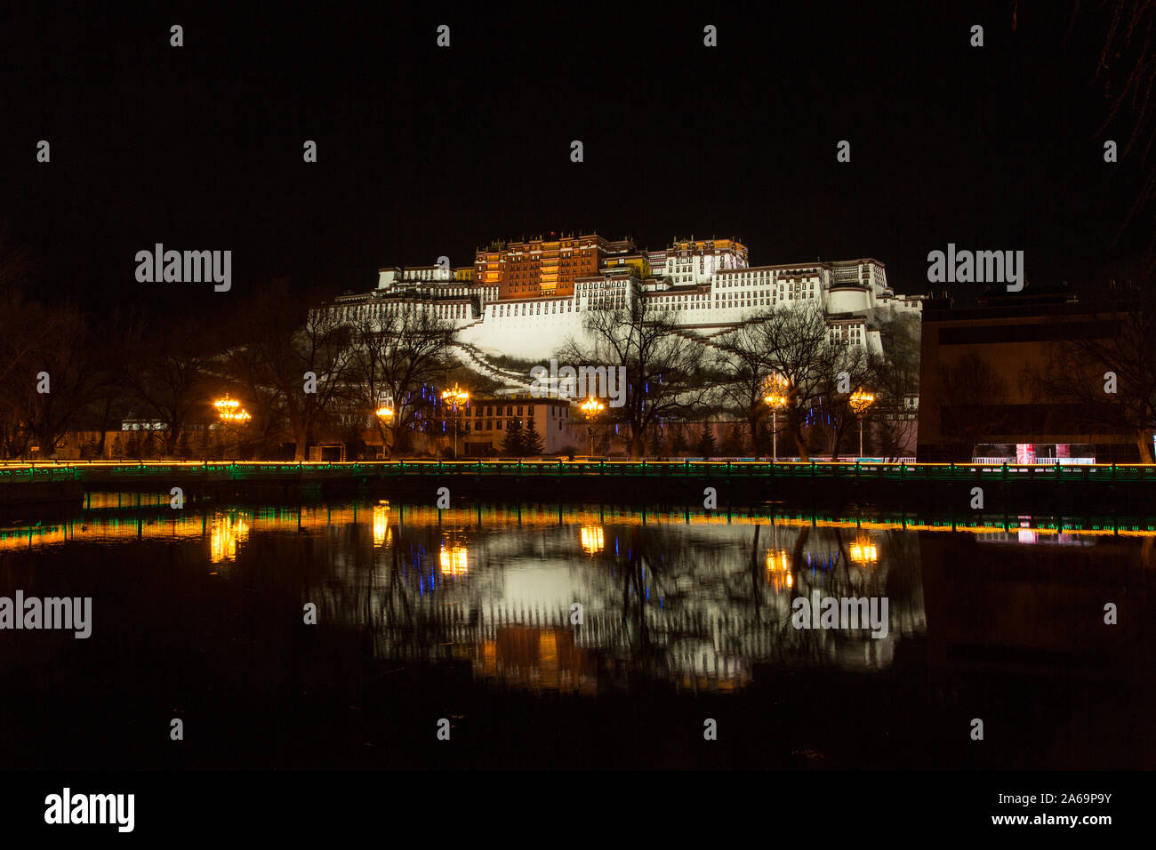 Refections des Potala Palast bei Nacht in einem See in Potala in Lhasa, Tibet beleuchtet. Ein UNESCO Weltkulturerbe. Stockfoto