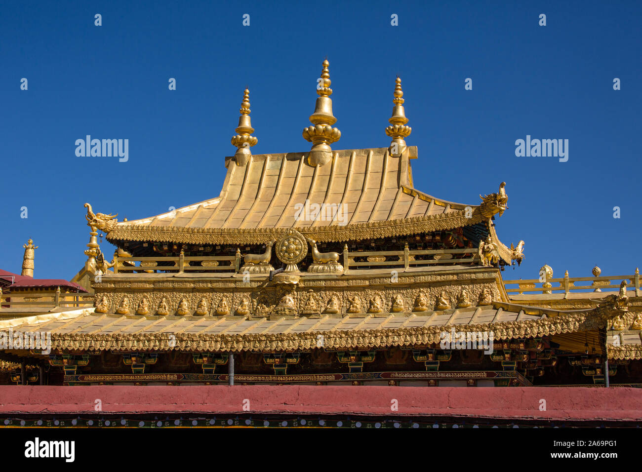 Architektonisches detail, Statuen und die vergoldeten Dach des Jokhang buddhistischen Tempel in Lhasa, der heiligste Tempel in Tibet. Ein UNESCO Weltkulturerbe. Stockfoto