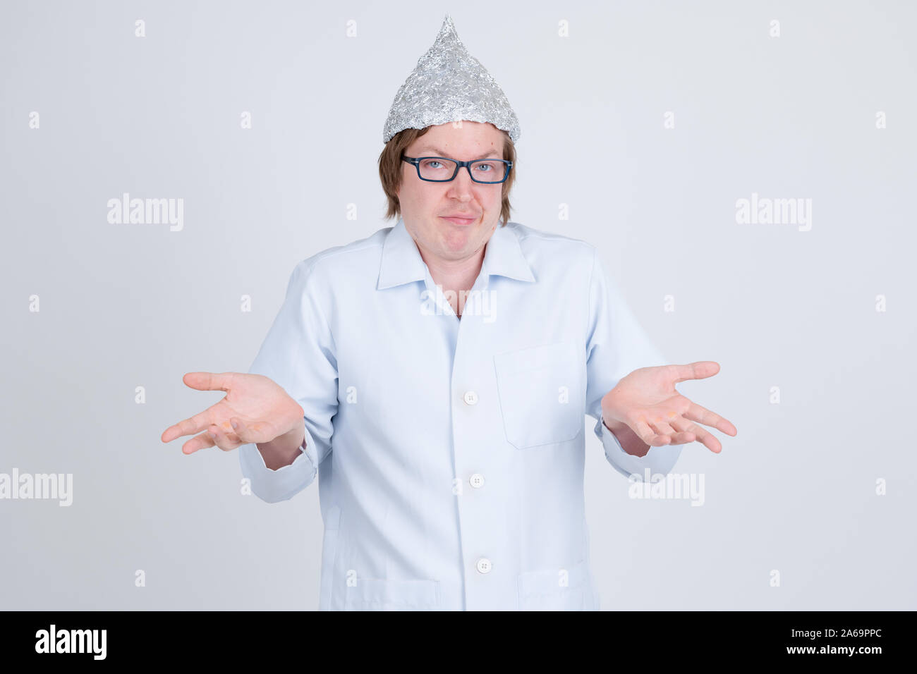 Junger Mann Doktor mit Tinfoil hat Achselzucken Stockfoto