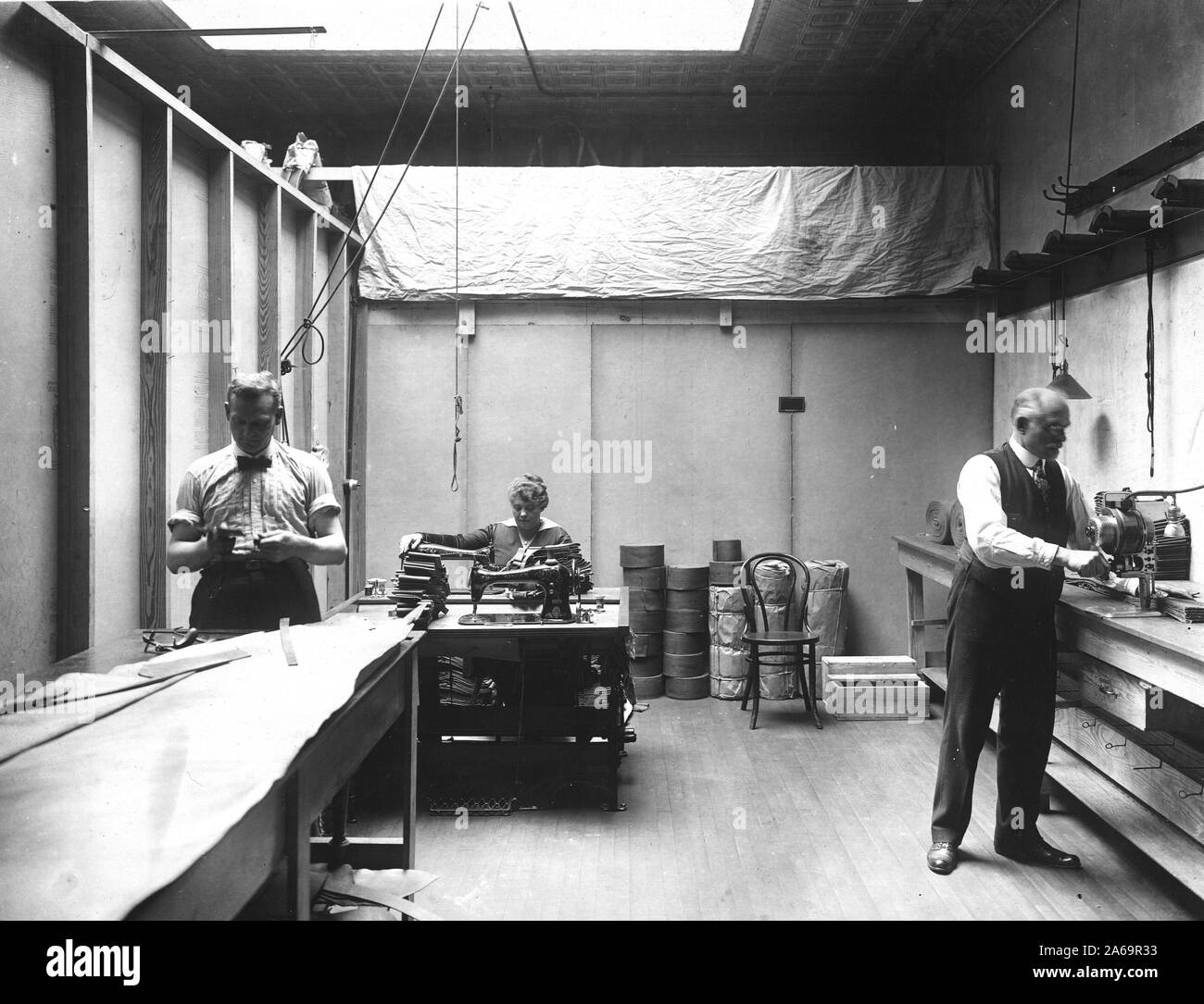 Scheuerman Co. Inc. plant, 332 Pearl Street, Buffalo, New York, Schneiden und leichte Nähmaschine, die zeigen, wo Material ausgeschnitten ist und Licht Nähen auf Ausrüstung aviators' Stockfoto