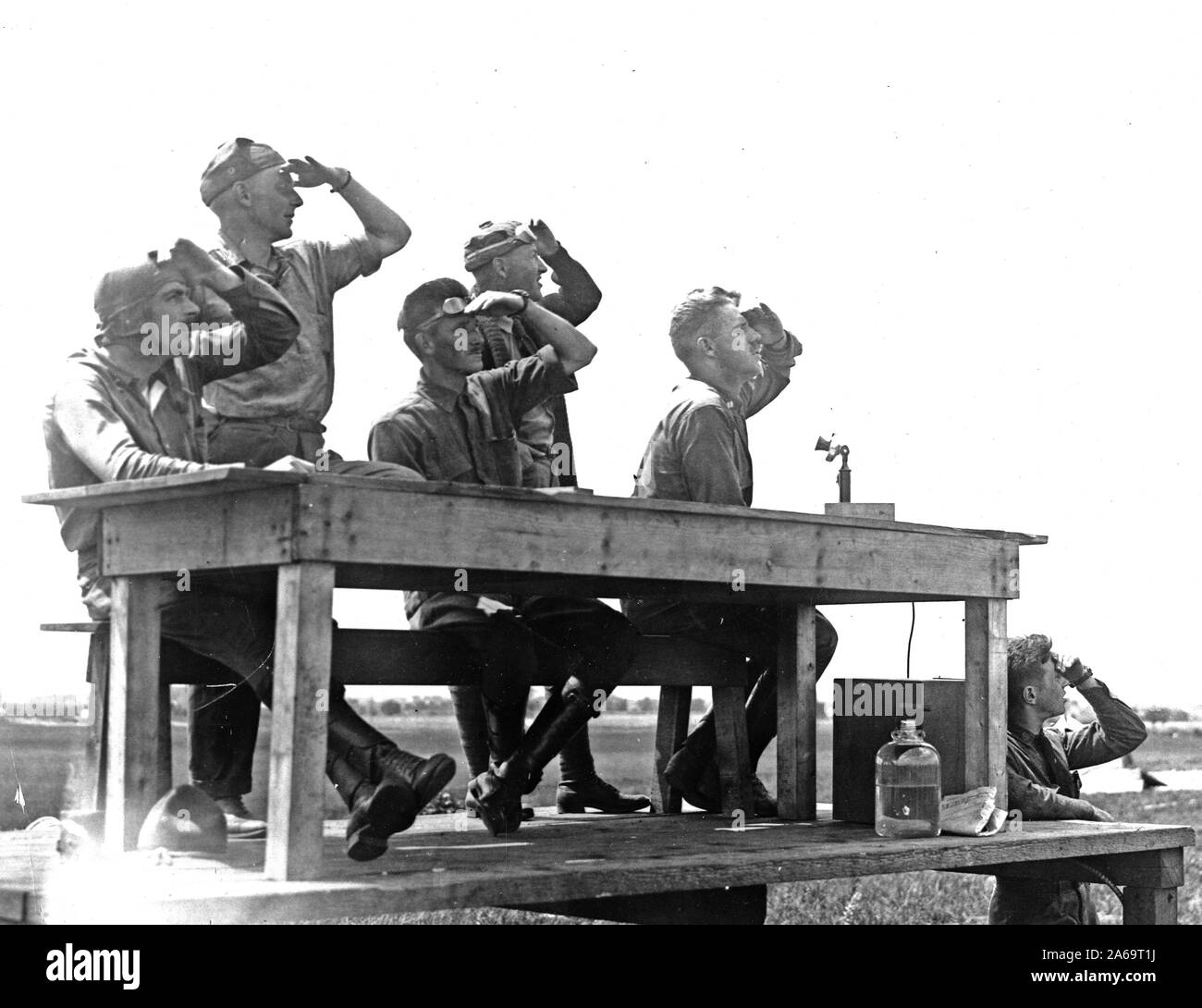 Erste Fotos von der Regierung die Erlaubnis im Army Aviation School in Mineola, L.I., N.Y., nach dem Ausbruch des Krieges. Foto zeigt Offiziere beobachten Studenten bei Testflügen. ca 1917 Stockfoto