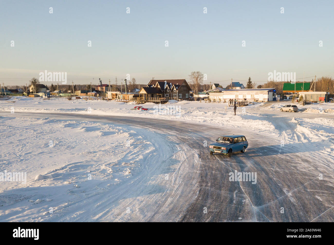 Nowosibirsk, Russland - 02.02.2019: Alte russische Autos Lada 2104 bereit für den Rennsport Laufwerk auf dem Eis auf einem zugefrorenen See, driften und bewegen sich in eine Skidder i Stockfoto
