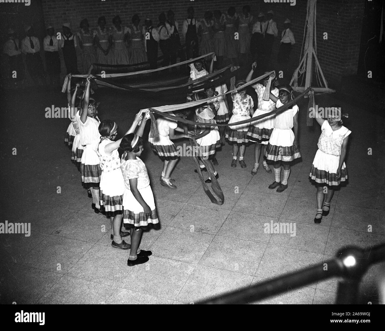 Junge Mädchen tanzen eine Art der ethnischen/kulturellen Tanz (unbekannter Herkunft) Ca. 1934 Stockfoto