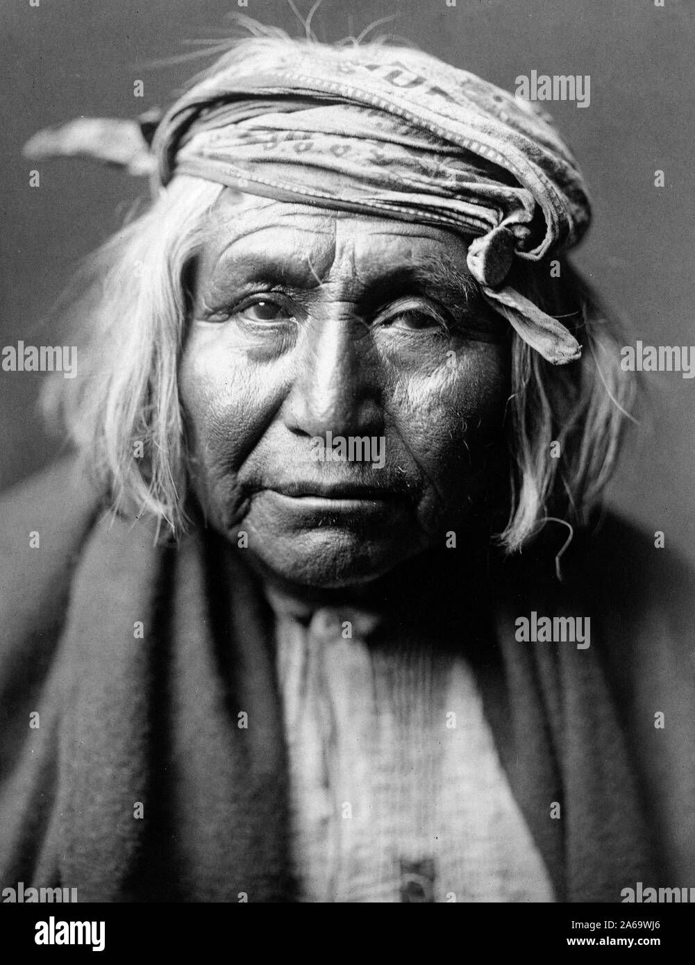 Edward S. Curtis Native American Indians - Apache Indian, Kopf und Schultern portrait Ca. 1906 Stockfoto