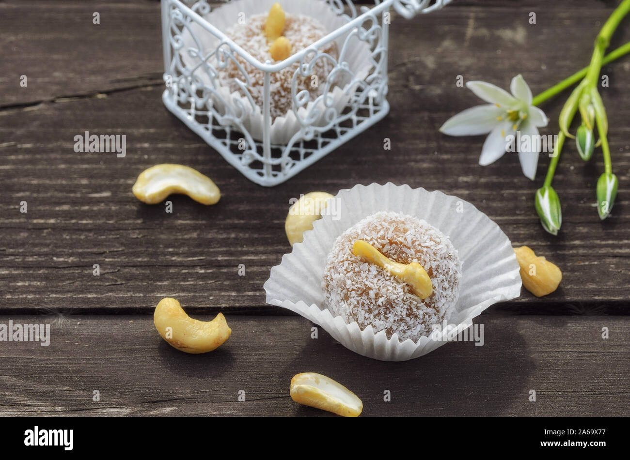 Leckere rohe Kugeln mit Cashew Nüsse, Datteln und Kokosnuss. Nein - Backen, veganes Dessert ideal für saubere Esser. Gesunde Süßigkeiten und Rohkost Konzept Stockfoto