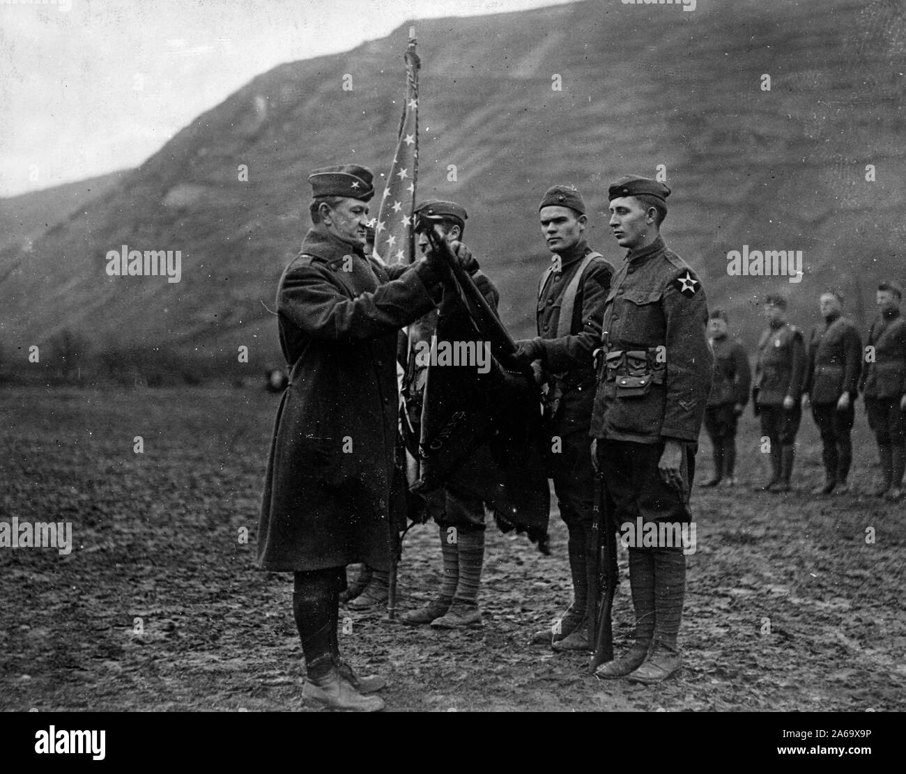 Die Farben der Sechsten US-Marines (Zweite Abteilung) nach einem Siegeszug von der Marne bis zum Rhein, sind mit dem Croix de Guerre durch Brigadegeneral Wendell C. Neville, US-M.C., Leutesdorf, Rhein eingerichtet. 1/4/1919 Stockfoto