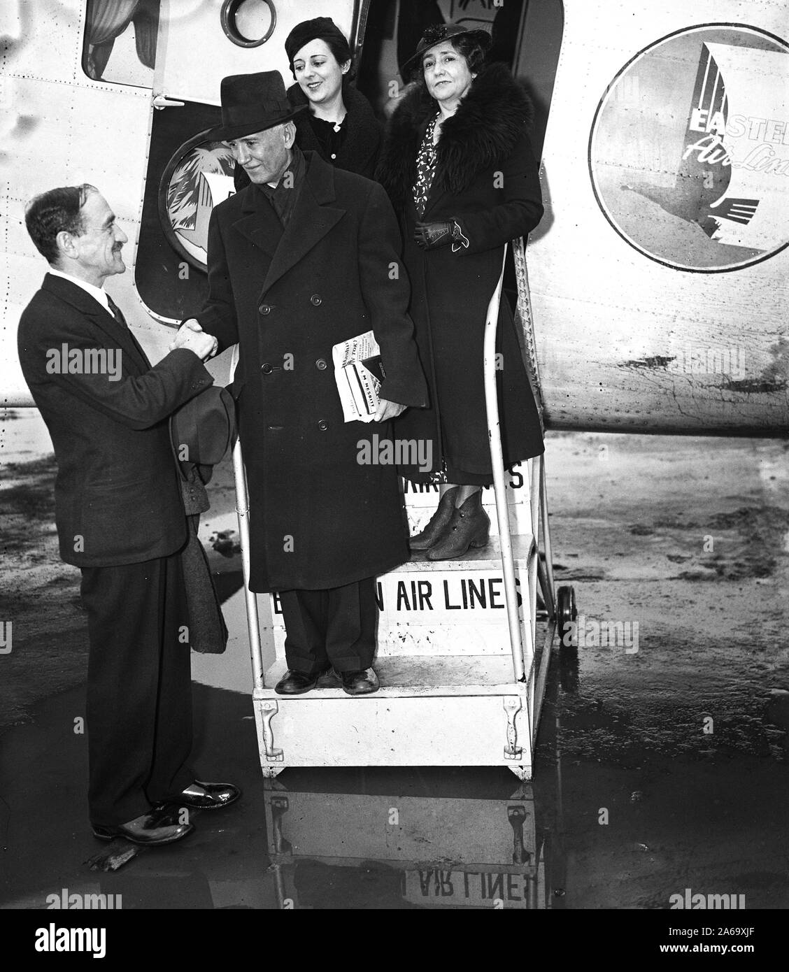 Gruppe der Passagiere ein Flugzeug verlassen kann. Februar 1936 Stockfoto