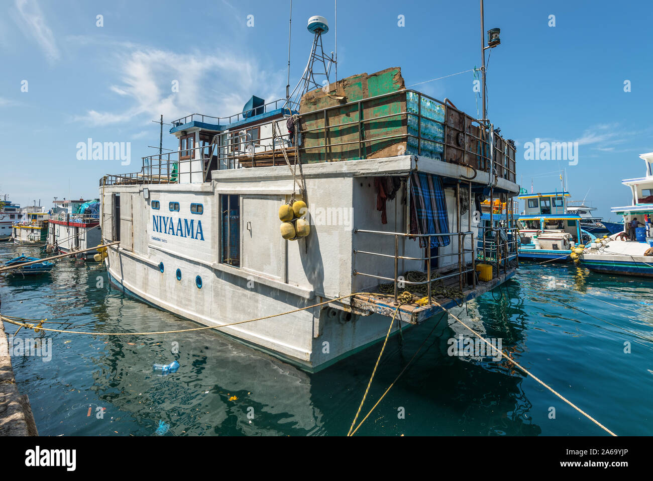 Male, Malediven - November 16, 2017: Bereich von frischem Fisch Markt in Male, Malediven. Transport Boot am Pier. Die Verschmutzung der Ozeane. Stockfoto