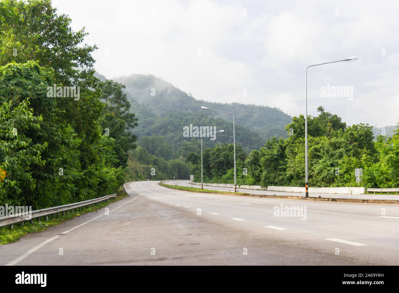 Querformat Straße und Berg mit Wolken, Autobahn Lampang, Reisen in Nordthailand Stockfoto
