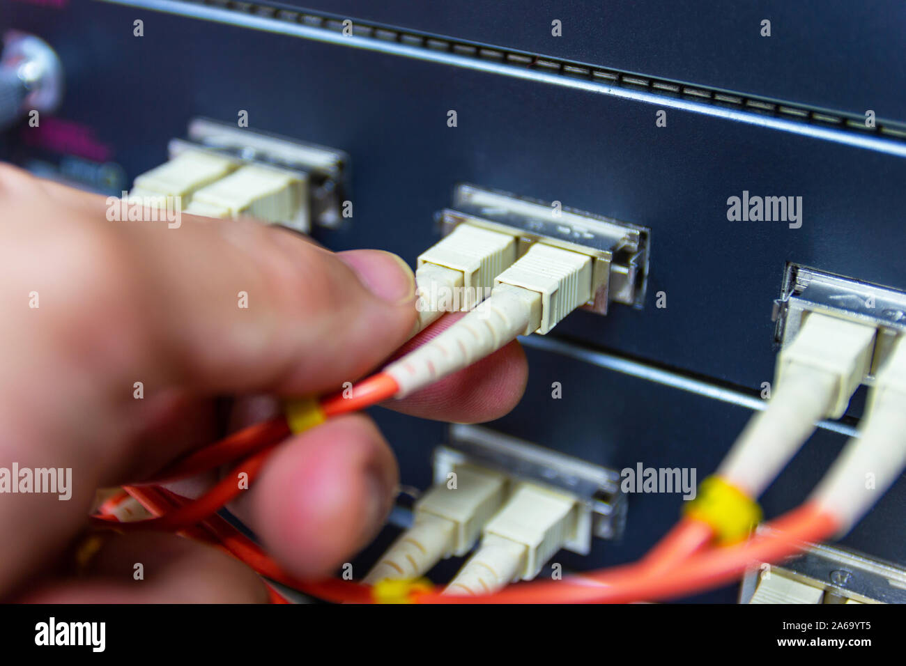 Kabel Netzwerk, LWL-Kabel verbinden Sie Port im Server Raum zu wechseln, Konzept Network Management Stockfoto