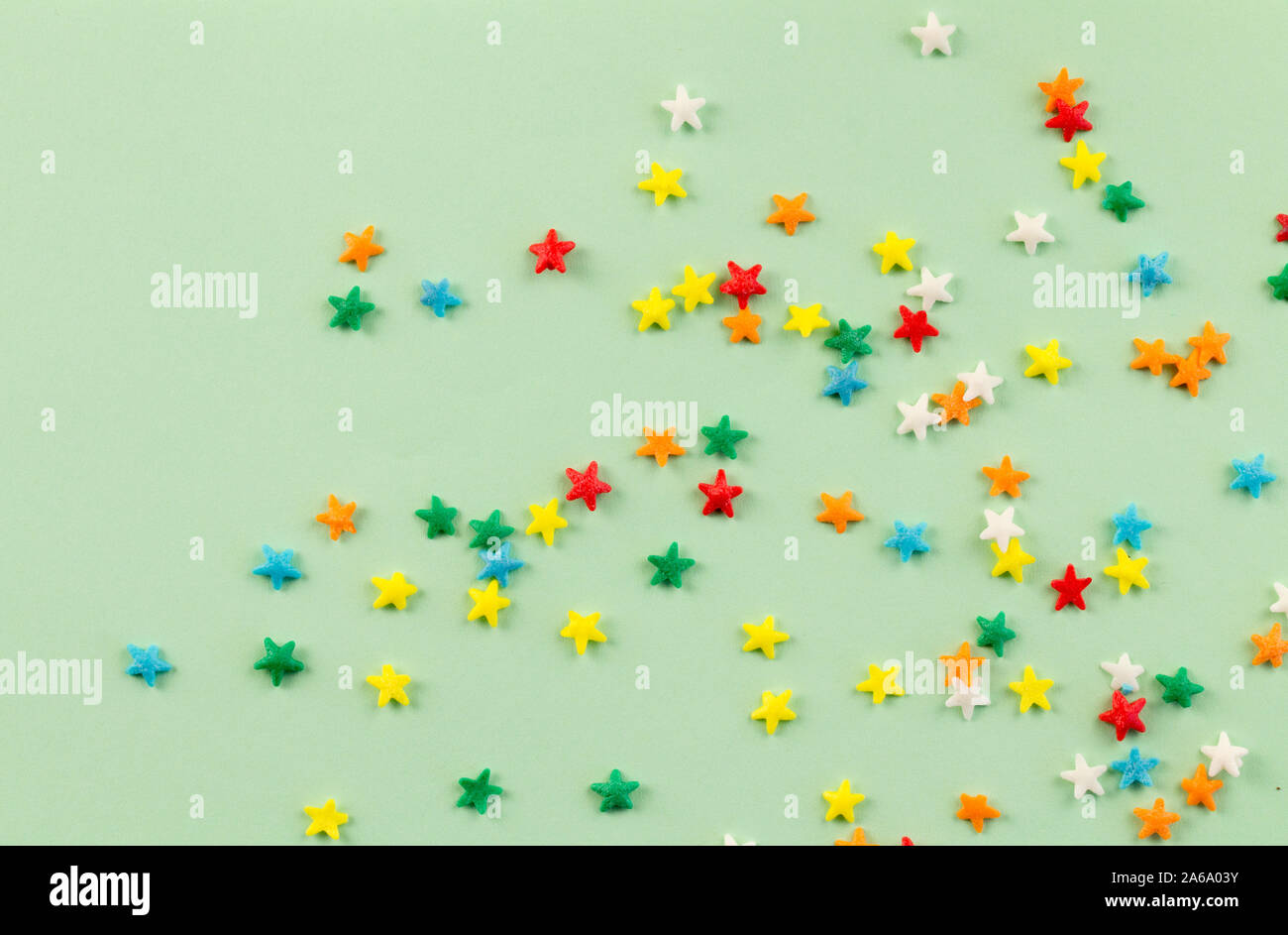 Abstrakte streuen Hintergrund mit hellen, farbintensiven Sterne Streusel auf der hellgrünen Hintergrund mit Platz für Text verstreut Stockfoto