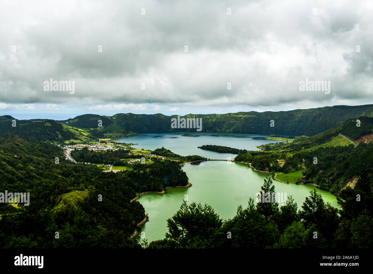Azoren Inseln gehören zu Portugal, von innen ein Krater, die Claps begonnen, mit einer Canon D700 und Canon 18-55 Objektiv fotografiert. Von David Sokulin Stockfoto