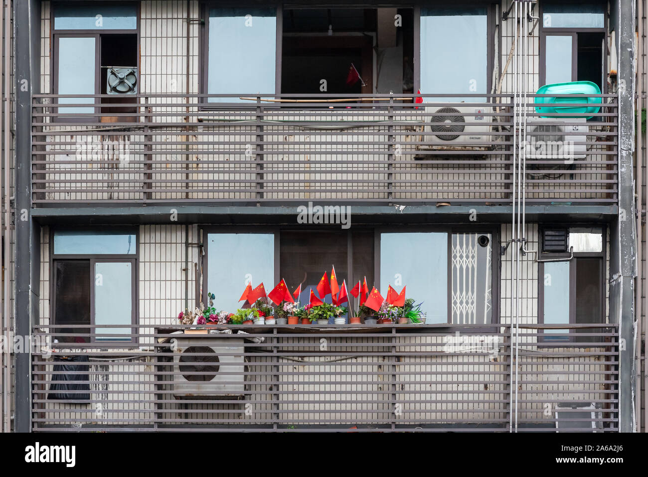 Chengdu, Provinz Sichuan, China - 14.Oktober 2019: Der chinesischen Flaggen auf eine Wohnung Balkon in der Innenstadt von Chengdu für die chinesische nationale Feiertage Stockfoto