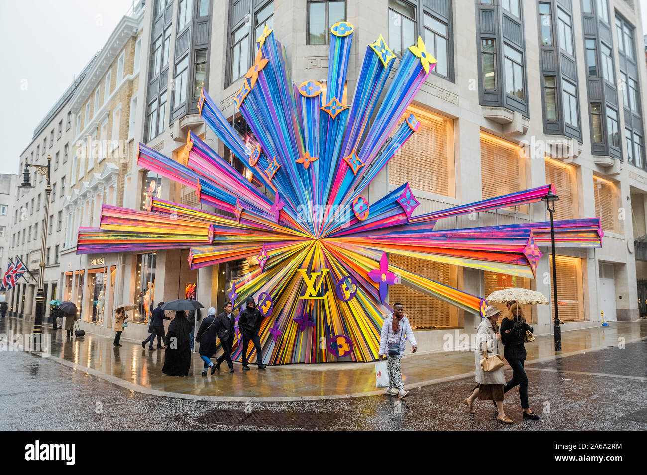 New Bond Street, London, UK. 24. Okt 2019. Die renovierten Louis Vuitton store re öffnet sich mit einer großen und bunten Explosion von Sternen Installation auf der Ecke Außenwand. Credit: Guy Bell/Alamy leben Nachrichten Stockfoto