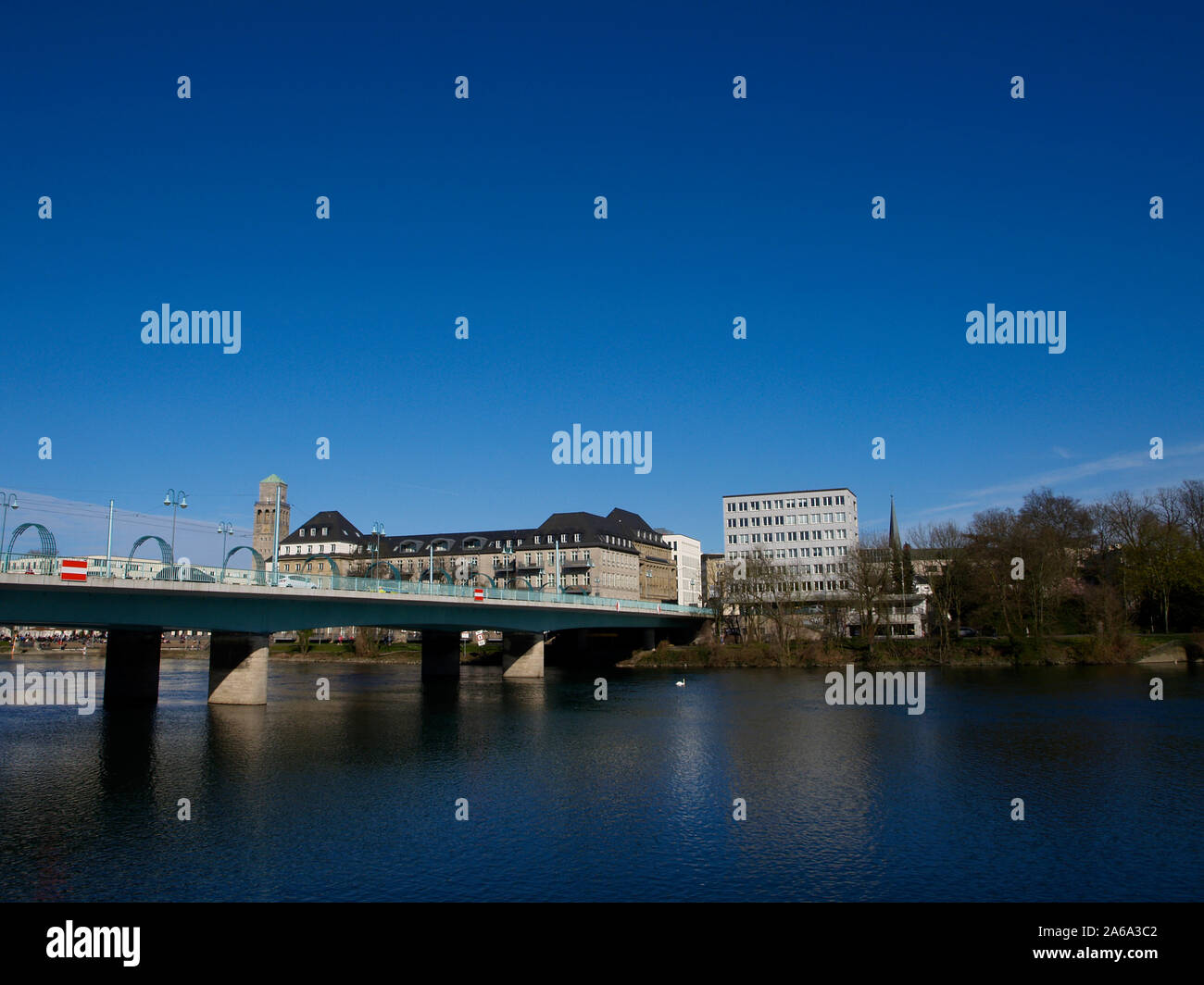 Rathaus Tower und chlossbrücke' (Schloss Brücke) an der Ruhr Stockfoto