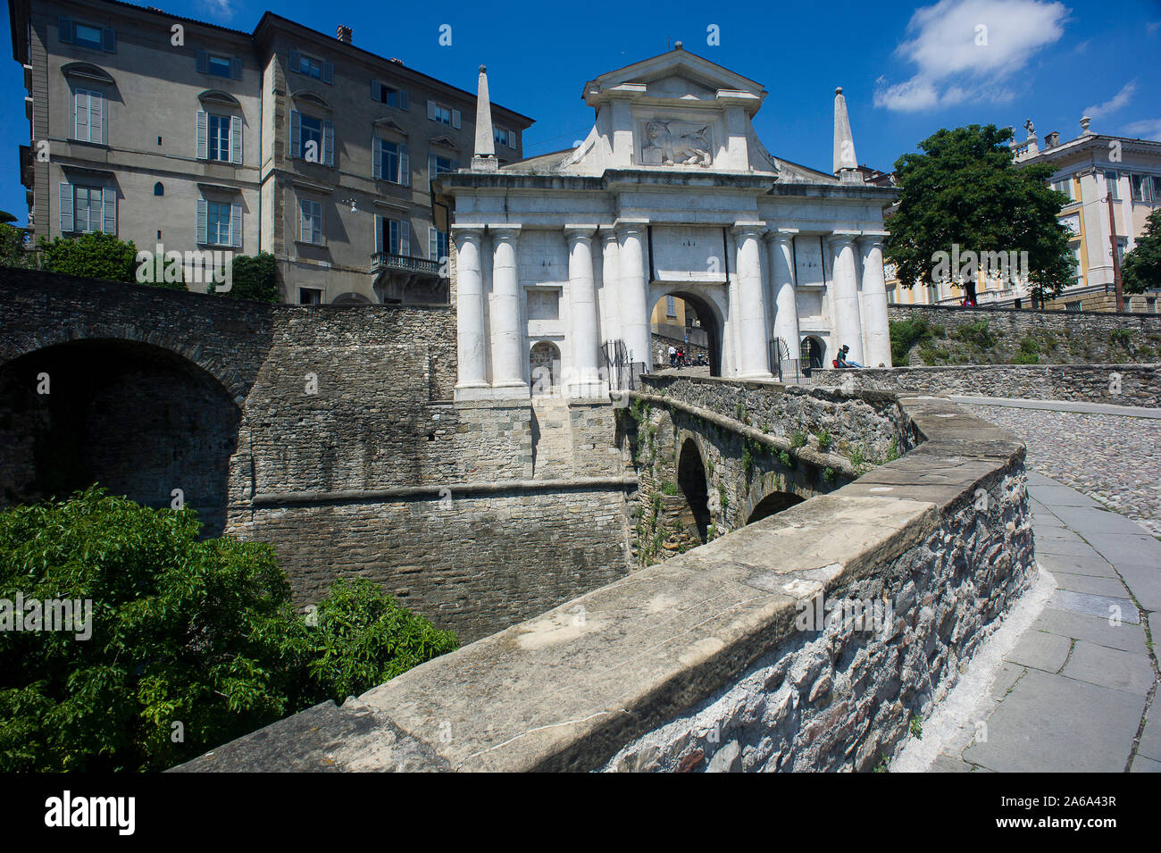 Die alte Oberstadt von Bergamo, Lombardei, Italien. Unesco-Welterbe. Gate s. James Stockfoto