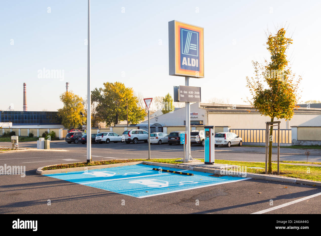 Aldi E-E.on-Laufwerk neu installierten elektrischen Auto Ladestation Punkt bei Aldi Parkplatz, Sopron, Ungarn Stockfoto