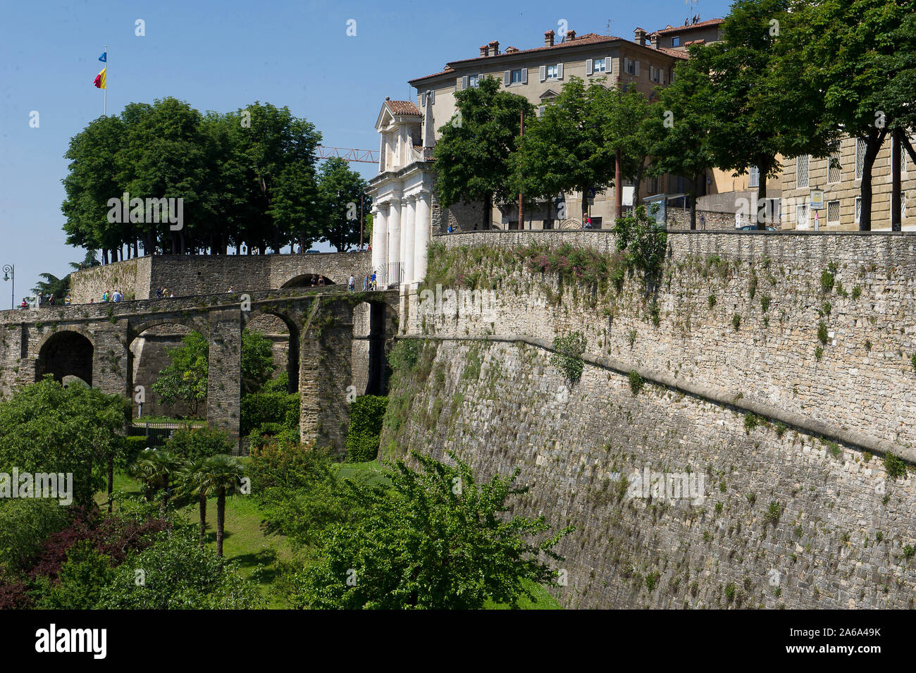 Die alte Oberstadt von Bergamo, Lombardei, Italien. Unesco Welterbe. s. Alessandro gate Stockfoto