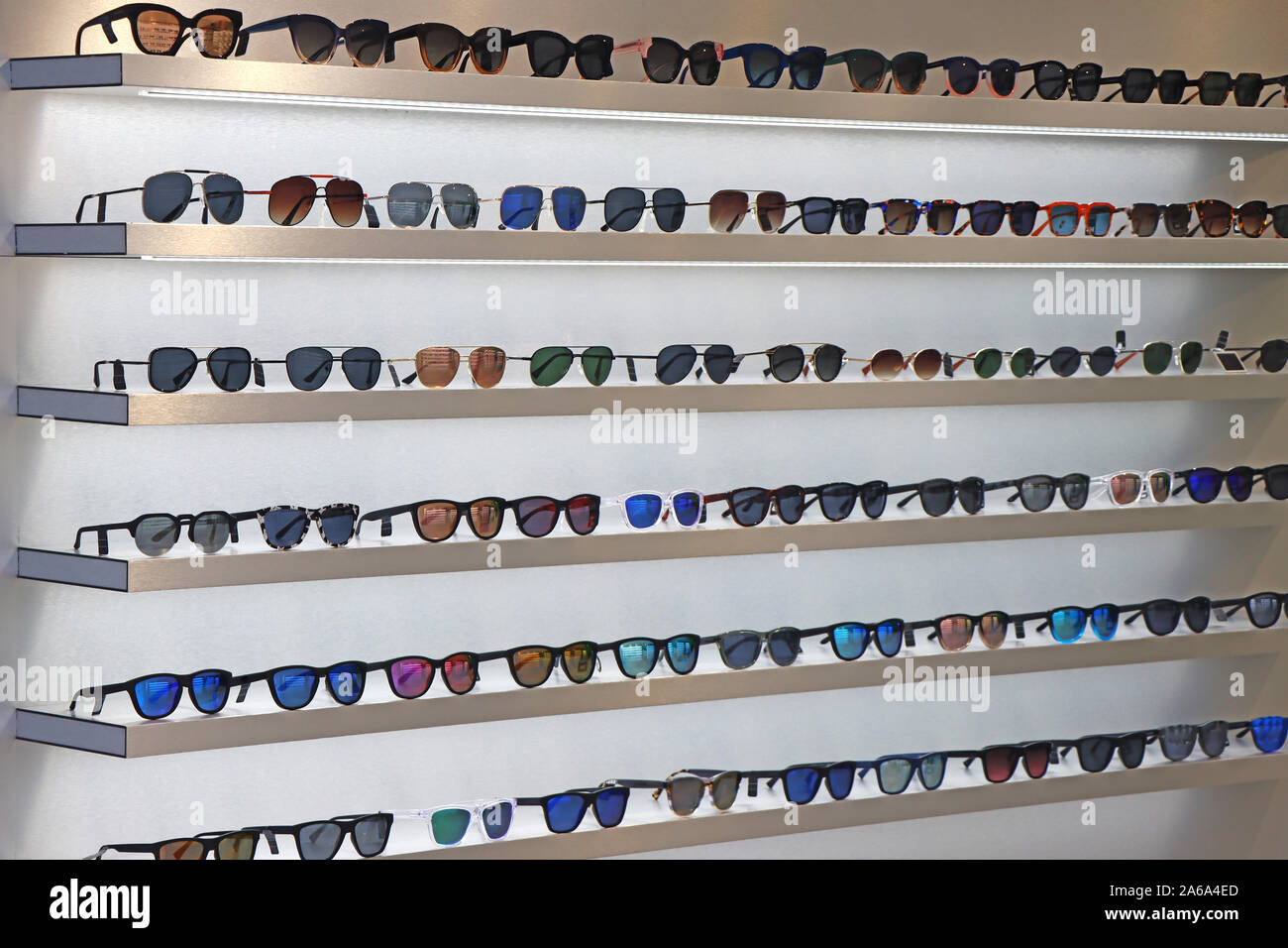 Eine Menge Sonnenbrille an der Wand präsentieren. Stockfoto