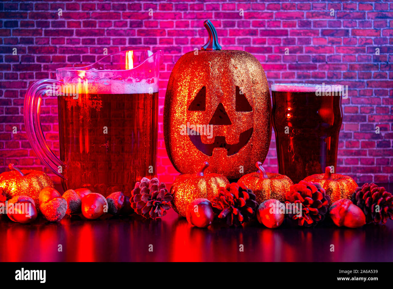 Halloween Kürbis mit einem Krug Bier und Bier Pint Stockfoto