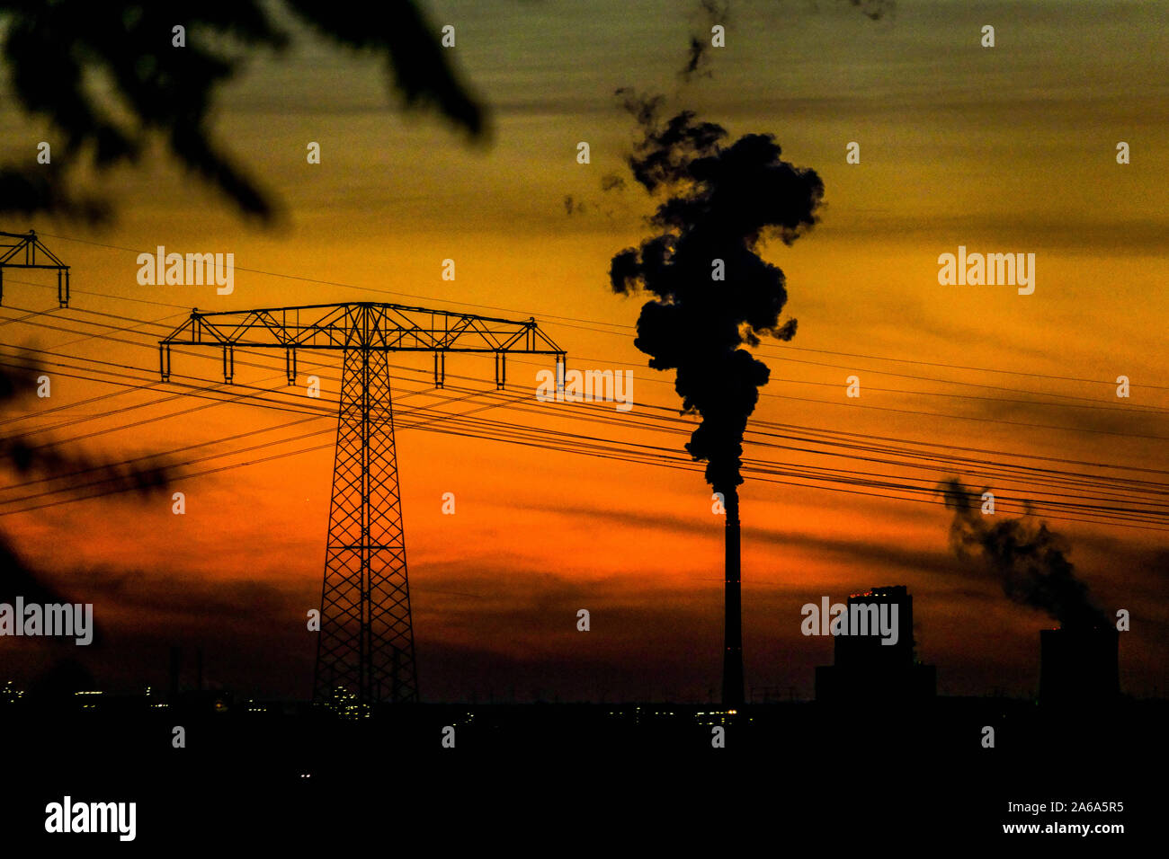 Globale Erwärmung, Stromleitungen, Schornsteinrauch bei Sonnenuntergang Deutschland Industrie Klimawandel co2-Emissionen Energie steigende Rauchszene Stockfoto