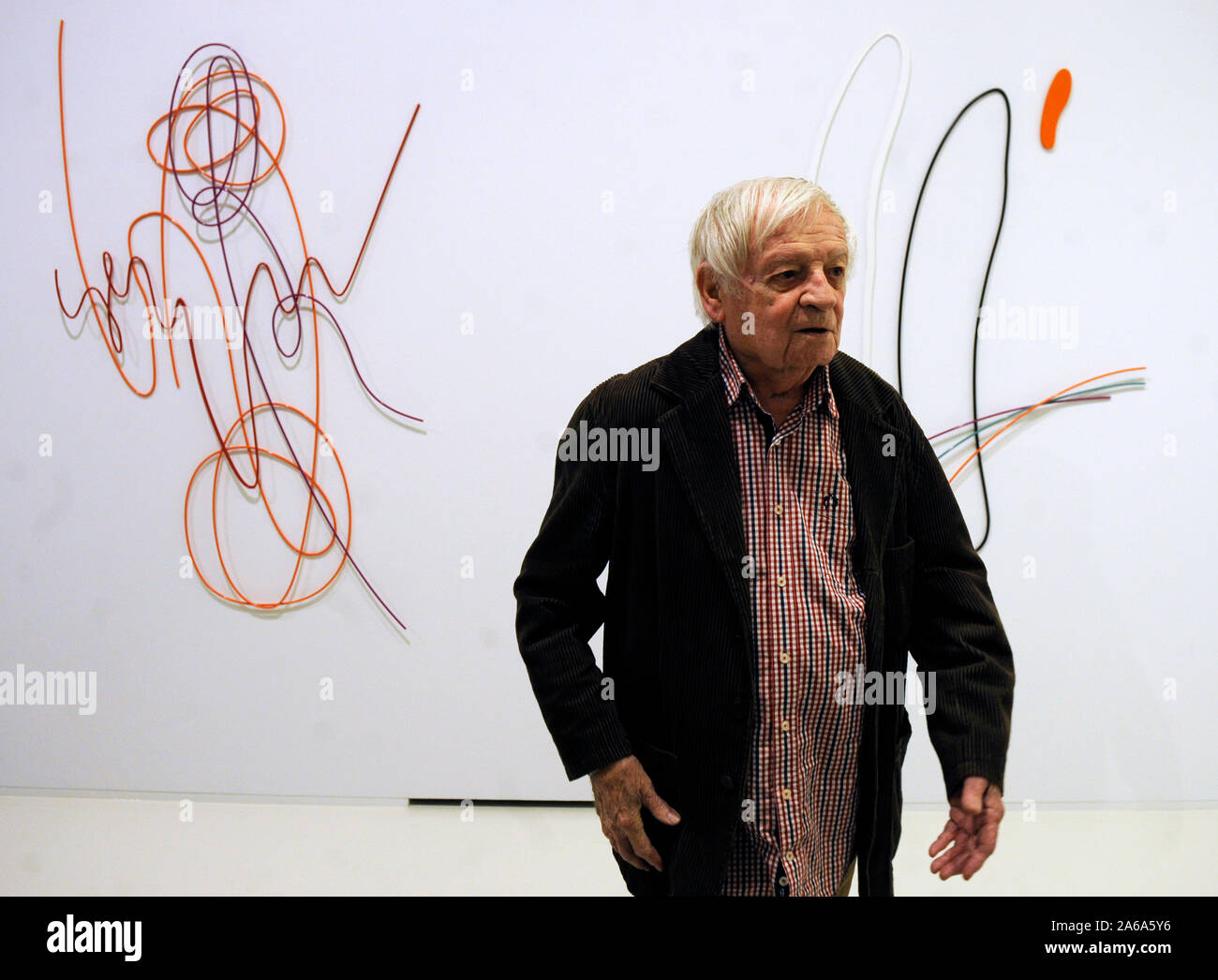 *** März 13, 2012, Foto *** Bildhauer, Maler und Grafiker Thema Karel Malich, einer der renommiertesten tschechischen Künstler der zweiten Hälfte des 20. Jahrhunderts, starb im Alter von 95 Jahren heute, am 24. Oktober 2019, Nikola Bukajova, von Zdenek Sklenar Galerie, vertreten Malich für viele Jahre, CTK mitgeteilt hat. Malich am besten bekannt sind seine farbenfrohen Pastelltönen und die Objekte, die er der Kabel in den frühen 1970er als eine Möglichkeit, Energie aufzunehmen, eine Frage, die er mit für die meisten seines künstlerischen Lebens behandelt. In seinen Werken, seiner inneren Erfahrung in der Nähe zu einem mystischen Gefühl seiner selbst und seiner in Stockfoto