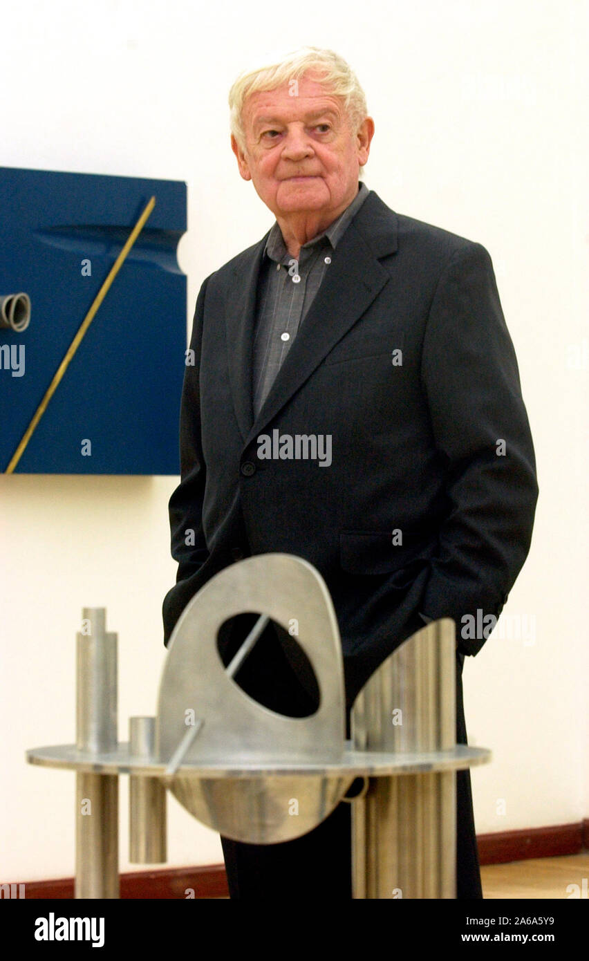 *** 14. OKTOBER 2004 AKTE FOTO *** Bildhauer, Maler und Grafiker Thema Karel Malich, einer der renommiertesten tschechischen Künstler der zweiten Hälfte des 20. Jahrhunderts, starb im Alter von 95 Jahren heute, am 24. Oktober 2019, Nikola Bukajova, von Zdenek Sklenar Galerie, vertreten Malich für viele Jahre, CTK mitgeteilt hat. Malich am besten bekannt sind seine farbenfrohen Pastelltönen und die Objekte, die er der Kabel in den frühen 1970er als eine Möglichkeit, Energie aufzunehmen, eine Frage, die er mit für die meisten seines künstlerischen Lebens behandelt. In seinen Werken, seiner inneren Erfahrung in der Nähe zu einem mystischen Gefühl seiner selbst und seiner Stockfoto