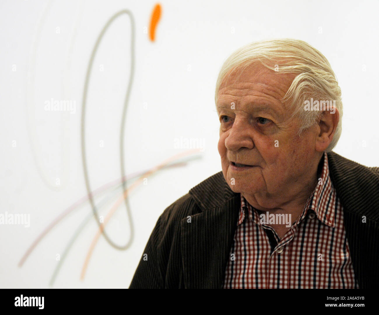 *** März 13, 2012, Foto *** Bildhauer, Maler und Grafiker Thema Karel Malich, einer der renommiertesten tschechischen Künstler der zweiten Hälfte des 20. Jahrhunderts, starb im Alter von 95 Jahren heute, am 24. Oktober 2019, Nikola Bukajova, von Zdenek Sklenar Galerie, vertreten Malich für viele Jahre, CTK mitgeteilt hat. Malich am besten bekannt sind seine farbenfrohen Pastelltönen und die Objekte, die er der Kabel in den frühen 1970er als eine Möglichkeit, Energie aufzunehmen, eine Frage, die er mit für die meisten seines künstlerischen Lebens behandelt. In seinen Werken, seiner inneren Erfahrung in der Nähe zu einem mystischen Gefühl seiner selbst und seiner in Stockfoto