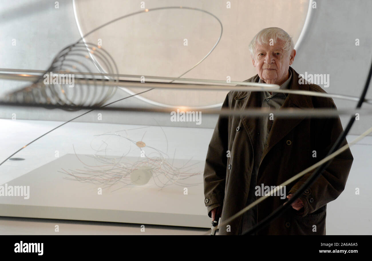 *** Januar 31, 2013, Foto *** Bildhauer, Maler und Grafiker Thema Karel Malich, einer der renommiertesten tschechischen Künstler der zweiten Hälfte des 20. Jahrhunderts, starb im Alter von 95 Jahren heute, am 24. Oktober 2019, Nikola Bukajova, von Zdenek Sklenar Galerie, vertreten Malich für viele Jahre, CTK mitgeteilt hat. Malich am besten bekannt sind seine farbenfrohen Pastelltönen und die Objekte, die er der Kabel in den frühen 1970er als eine Möglichkeit, Energie aufzunehmen, eine Frage, die er mit für die meisten seines künstlerischen Lebens behandelt. In seinen Werken, seiner inneren Erfahrung in der Nähe zu einem mystischen Gefühl seiner selbst und seiner Stockfoto