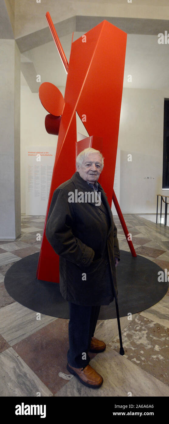 *** Januar 31, 2013, Foto *** Bildhauer, Maler und Grafiker Thema Karel Malich, einer der renommiertesten tschechischen Künstler der zweiten Hälfte des 20. Jahrhunderts, starb im Alter von 95 Jahren heute, am 24. Oktober 2019, Nikola Bukajova, von Zdenek Sklenar Galerie, vertreten Malich für viele Jahre, CTK mitgeteilt hat. Malich am besten bekannt sind seine farbenfrohen Pastelltönen und die Objekte, die er der Kabel in den frühen 1970er als eine Möglichkeit, Energie aufzunehmen, eine Frage, die er mit für die meisten seines künstlerischen Lebens behandelt. In seinen Werken, seiner inneren Erfahrung in der Nähe zu einem mystischen Gefühl seiner selbst und seiner Stockfoto