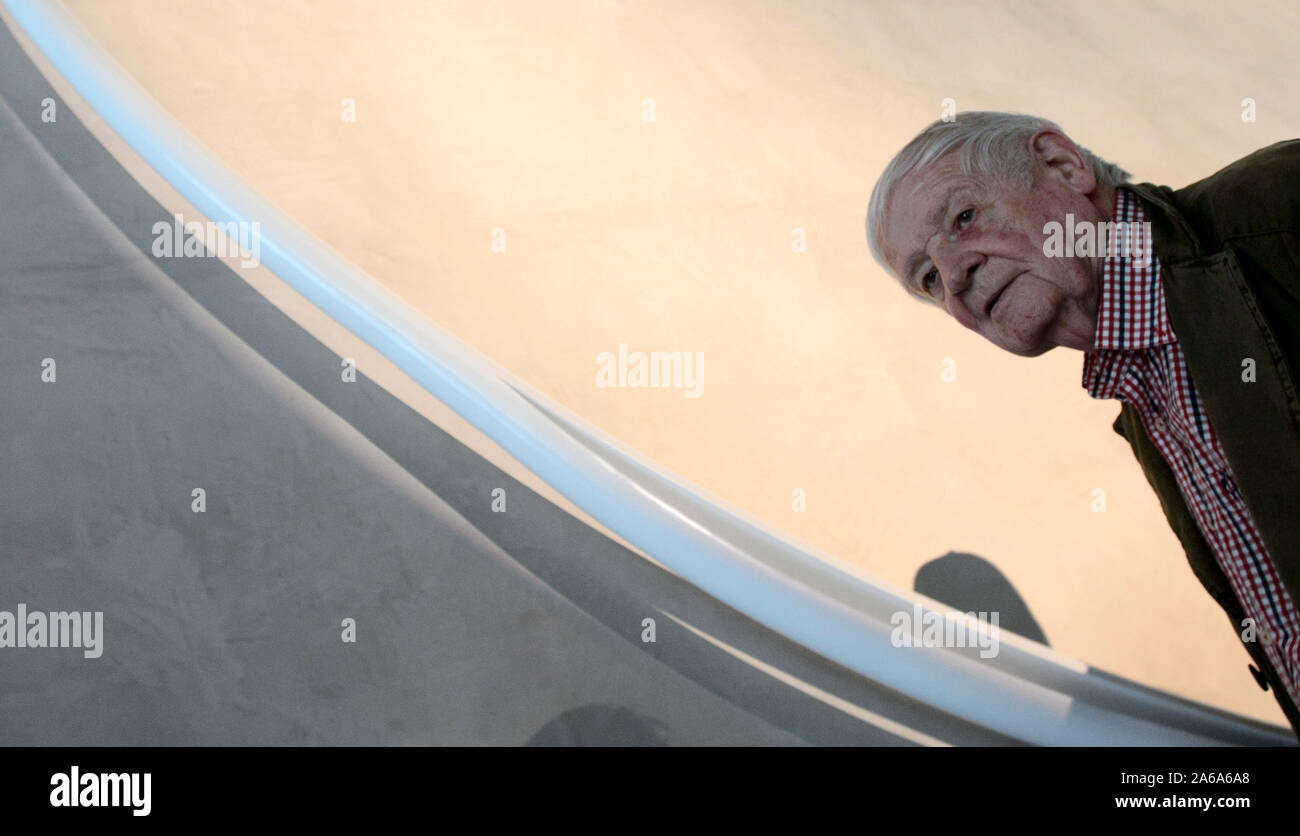 *** Mai 8, 2013 FILE PHOTO *** Bildhauer, Maler und Grafiker Thema Karel Malich, einer der renommiertesten tschechischen Künstler der zweiten Hälfte des 20. Jahrhunderts, starb im Alter von 95 Jahren heute, am 24. Oktober 2019, Nikola Bukajova, von Zdenek Sklenar Galerie, vertreten Malich für viele Jahre, CTK mitgeteilt hat. Malich am besten bekannt sind seine farbenfrohen Pastelltönen und die Objekte, die er der Kabel in den frühen 1970er als eine Möglichkeit, Energie aufzunehmen, eine Frage, die er mit für die meisten seines künstlerischen Lebens behandelt. In seinen Werken, seiner inneren Erfahrung in der Nähe zu einem mystischen Gefühl seiner selbst und seiner Inter Stockfoto