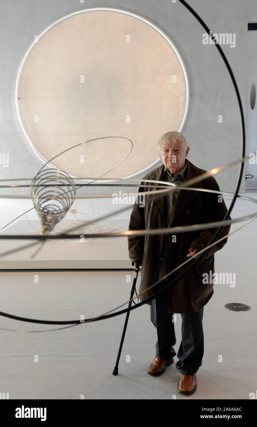 *** Januar 31, 2013, Foto *** Bildhauer, Maler und Grafiker Thema Karel Malich, einer der renommiertesten tschechischen Künstler der zweiten Hälfte des 20. Jahrhunderts, starb im Alter von 95 Jahren heute, am 24. Oktober 2019, Nikola Bukajova, von Zdenek Sklenar Galerie, vertreten Malich für viele Jahre, CTK mitgeteilt hat. Malich am besten bekannt sind seine farbenfrohen Pastelltönen und die Objekte, die er der Kabel in den frühen 1970er als eine Möglichkeit, Energie aufzunehmen, eine Frage, die er mit für die meisten seines künstlerischen Lebens behandelt. In seinen Werken, seiner inneren Erfahrung in der Nähe zu einem mystischen Gefühl seiner selbst und seiner Stockfoto