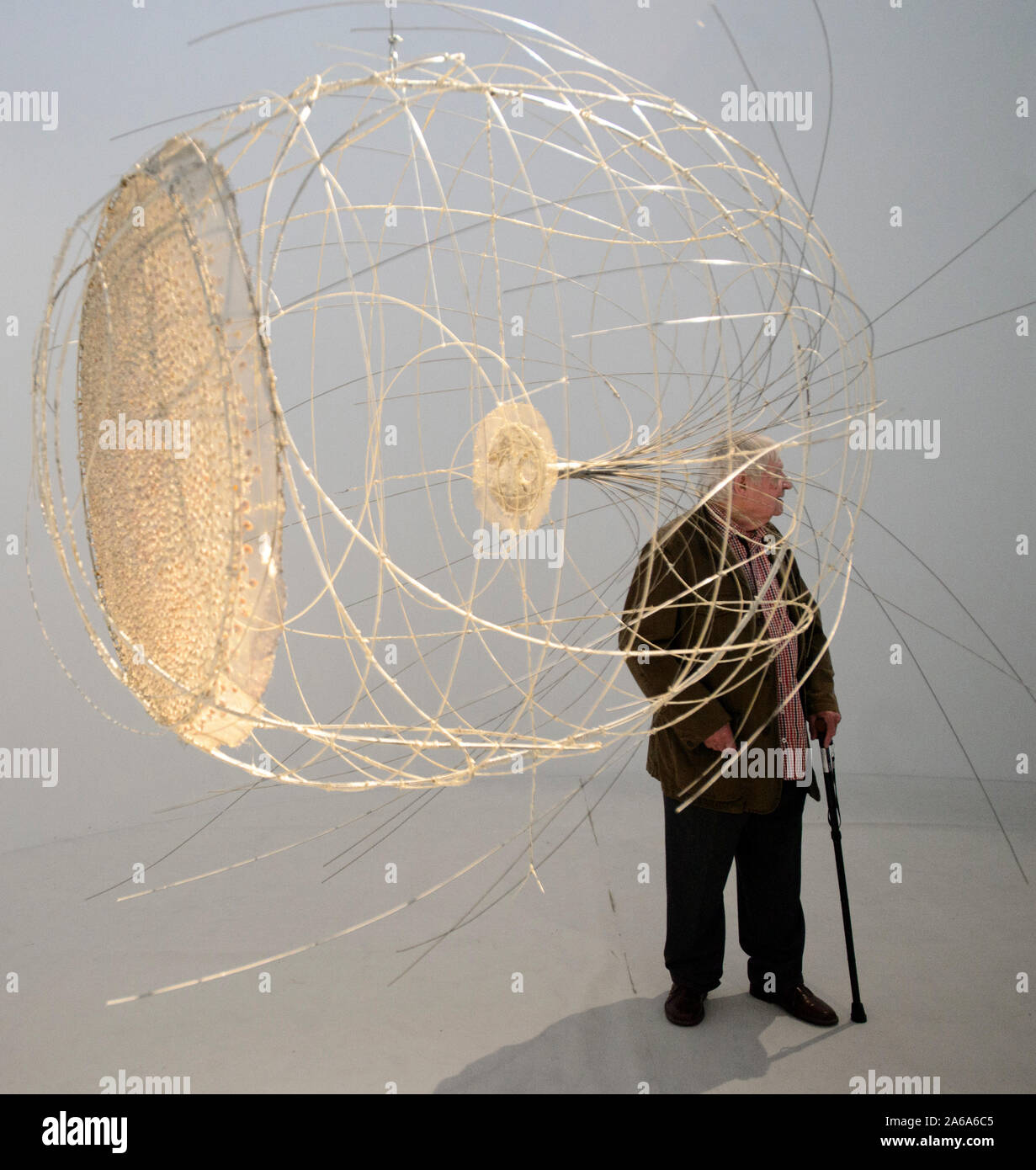 *** Mai 8, 2013 FILE PHOTO *** Bildhauer, Maler und Grafiker Thema Karel Malich, einer der renommiertesten tschechischen Künstler der zweiten Hälfte des 20. Jahrhunderts, starb im Alter von 95 Jahren heute, am 24. Oktober 2019, Nikola Bukajova, von Zdenek Sklenar Galerie, vertreten Malich für viele Jahre, CTK mitgeteilt hat. Malich am besten bekannt sind seine farbenfrohen Pastelltönen und die Objekte, die er der Kabel in den frühen 1970er als eine Möglichkeit, Energie aufzunehmen, eine Frage, die er mit für die meisten seines künstlerischen Lebens behandelt. In seinen Werken, seiner inneren Erfahrung in der Nähe zu einem mystischen Gefühl seiner selbst und seiner Inter Stockfoto