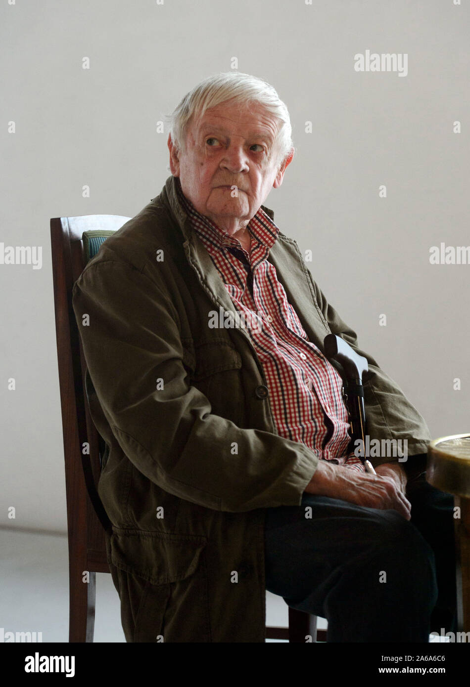 *** Mai 8, 2013 FILE PHOTO *** Bildhauer, Maler und Grafiker Thema Karel Malich, einer der renommiertesten tschechischen Künstler der zweiten Hälfte des 20. Jahrhunderts, starb im Alter von 95 Jahren heute, am 24. Oktober 2019, Nikola Bukajova, von Zdenek Sklenar Galerie, vertreten Malich für viele Jahre, CTK mitgeteilt hat. Malich am besten bekannt sind seine farbenfrohen Pastelltönen und die Objekte, die er der Kabel in den frühen 1970er als eine Möglichkeit, Energie aufzunehmen, eine Frage, die er mit für die meisten seines künstlerischen Lebens behandelt. In seinen Werken, seiner inneren Erfahrung in der Nähe zu einem mystischen Gefühl seiner selbst und seiner Inter Stockfoto