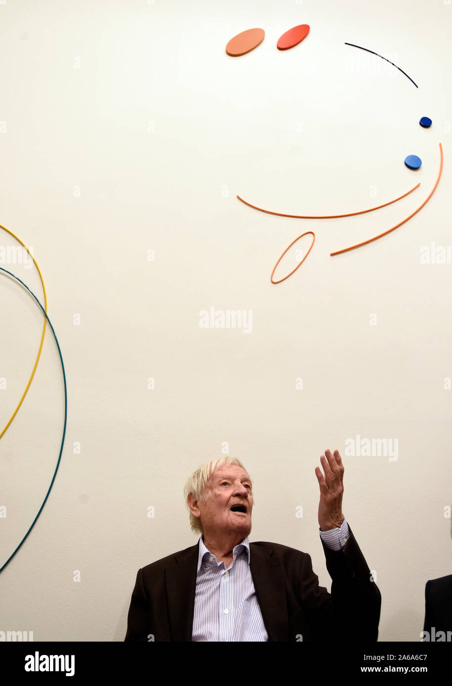 *** 27. OKTOBER 2015 AKTE FOTO *** Bildhauer, Maler und Grafiker Thema Karel Malich, einer der renommiertesten tschechischen Künstler der zweiten Hälfte des 20. Jahrhunderts, starb im Alter von 95 Jahren heute, am 24. Oktober 2019, Nikola Bukajova, von Zdenek Sklenar Galerie, vertreten Malich für viele Jahre, CTK mitgeteilt hat. Malich am besten bekannt sind seine farbenfrohen Pastelltönen und die Objekte, die er der Kabel in den frühen 1970er als eine Möglichkeit, Energie aufzunehmen, eine Frage, die er mit für die meisten seines künstlerischen Lebens behandelt. In seinen Werken, seiner inneren Erfahrung in der Nähe zu einem mystischen Gefühl seiner selbst und seiner Stockfoto