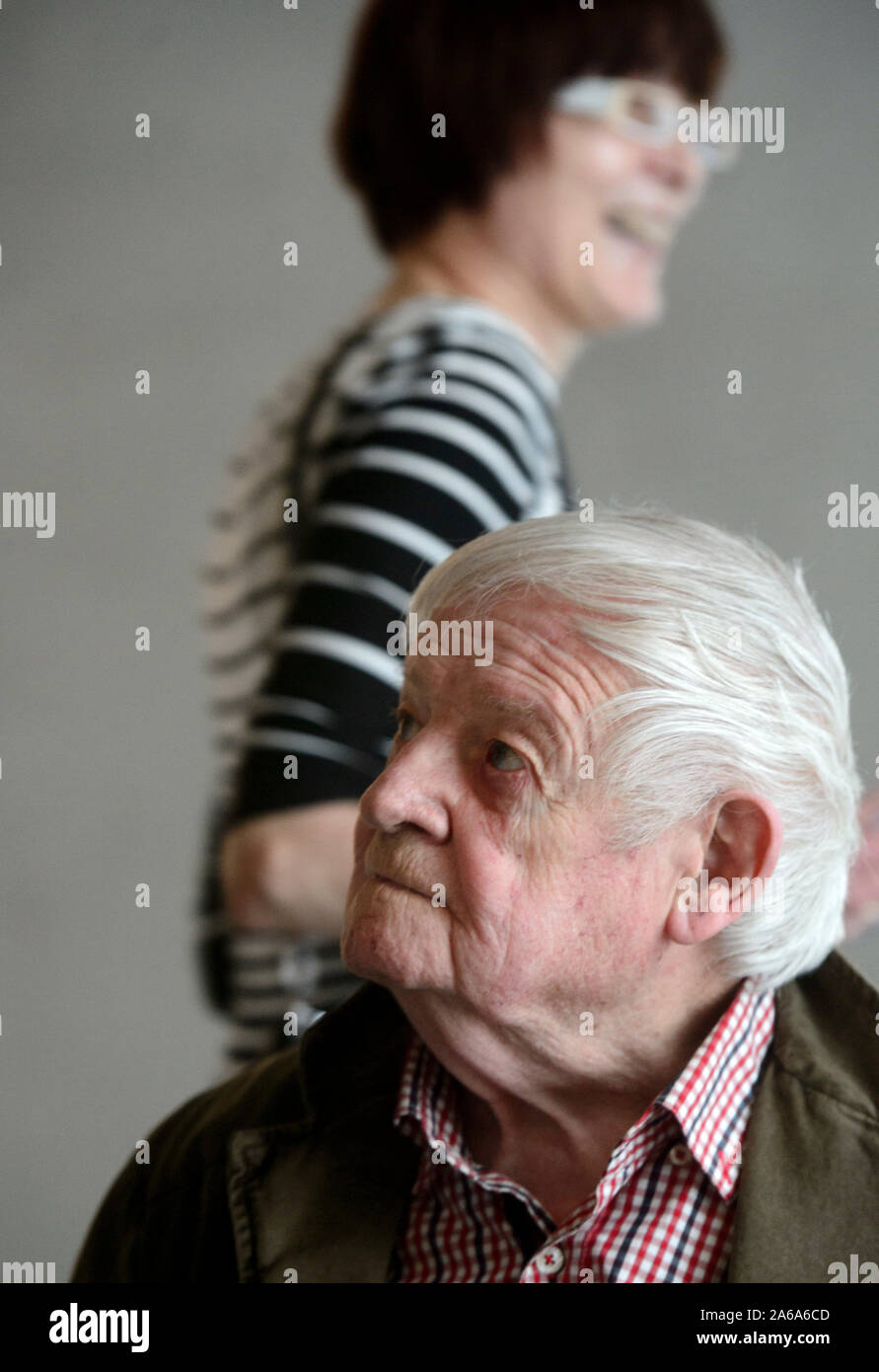 *** Mai 8, 2013 FILE PHOTO *** Bildhauer, Maler und Grafiker Thema Karel Malich, einer der renommiertesten tschechischen Künstler der zweiten Hälfte des 20. Jahrhunderts, starb im Alter von 95 Jahren heute, am 24. Oktober 2019, Nikola Bukajova, von Zdenek Sklenar Galerie, vertreten Malich für viele Jahre, CTK mitgeteilt hat. Malich am besten bekannt sind seine farbenfrohen Pastelltönen und die Objekte, die er der Kabel in den frühen 1970er als eine Möglichkeit, Energie aufzunehmen, eine Frage, die er mit für die meisten seines künstlerischen Lebens behandelt. In seinen Werken, seiner inneren Erfahrung in der Nähe zu einem mystischen Gefühl seiner selbst und seiner Inter Stockfoto