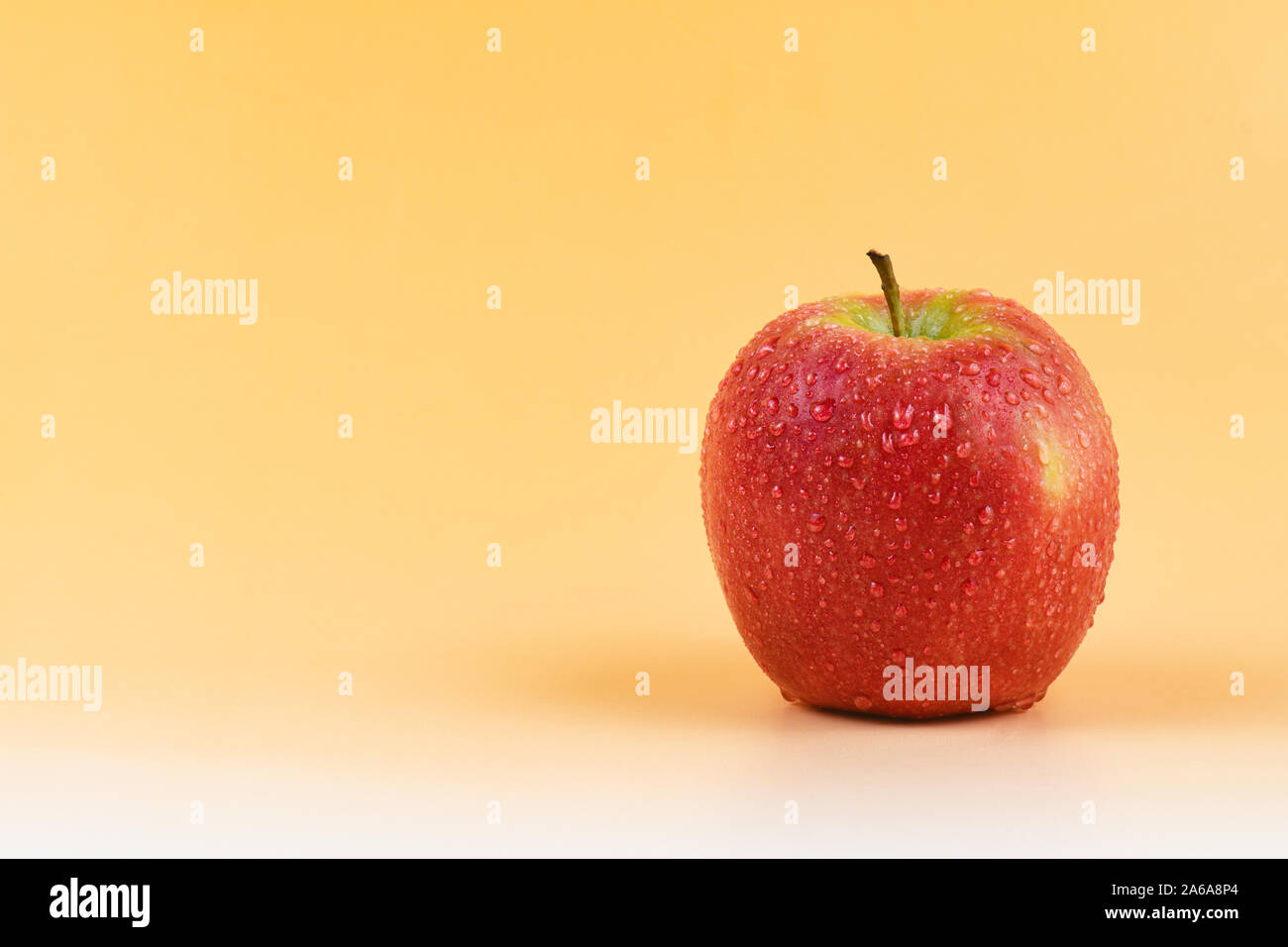 Fuji Apfel Mit Wassertropfen Auf Gelbem Hintergrund Stockfotografie Alamy