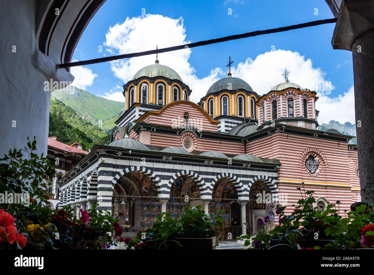 Rila Kloster Rila Gebirge, Bulgarien - Juli 17, 2019: Blick auf die Kirche "Geburt der Jungfrau und Mutter" im Kloster Rila. Stockfoto