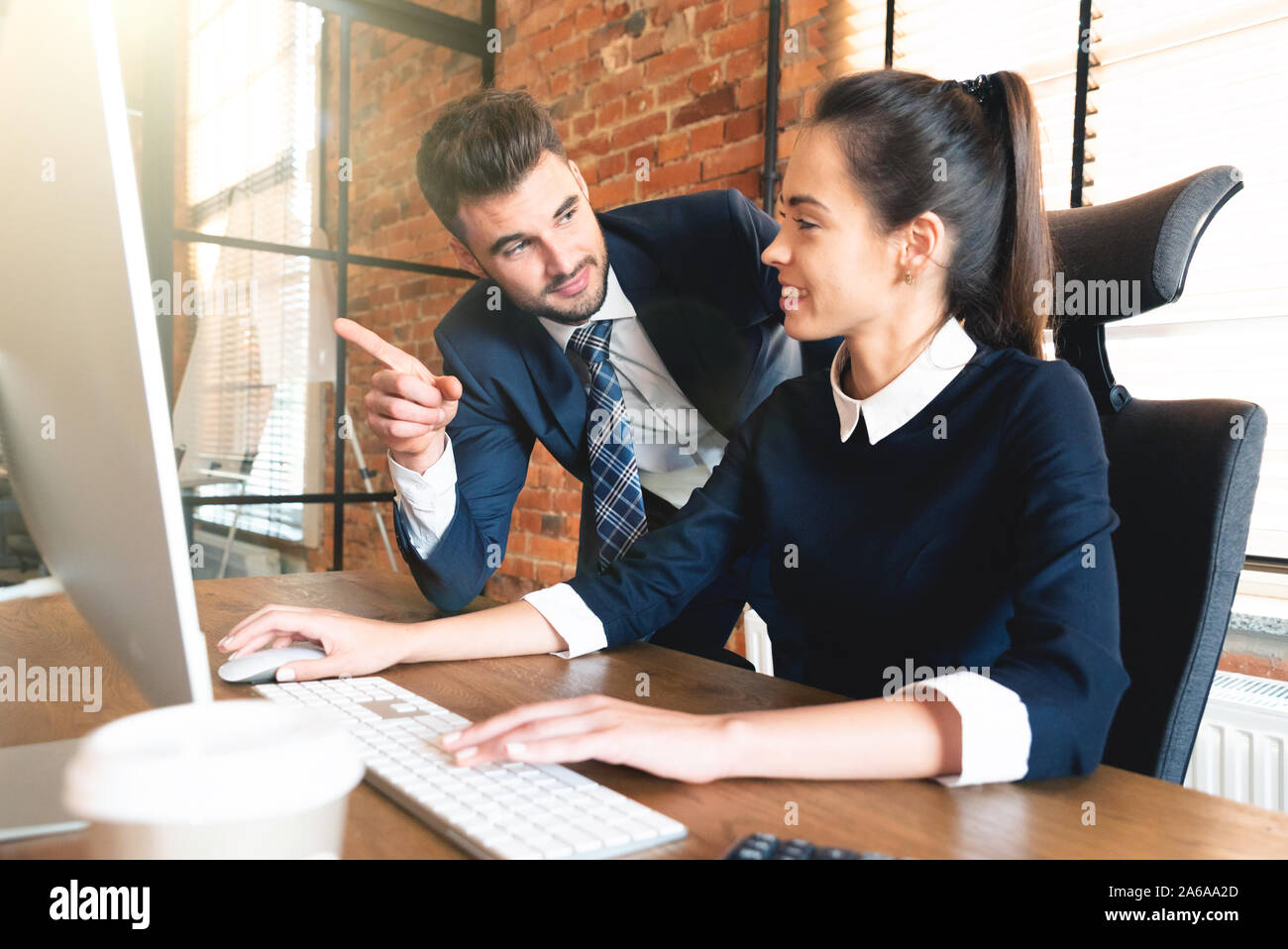 Team-Paar arbeiten im Büro. Zusammenarbeit und Co - arbeiten Konzept Stockfoto