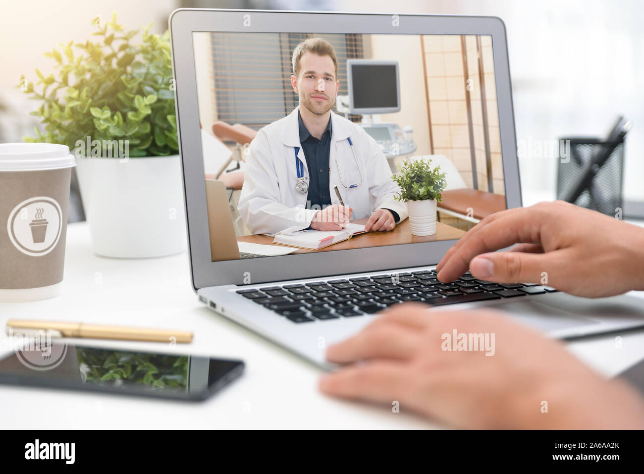Arzt mit einem Stethoskop auf dem Computer Laptop Bildschirm. Telemedizin oder Telemedizin Konzept. Stockfoto