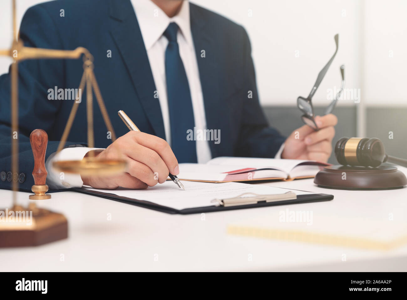 Rechtsanwalt oder Anwalt Arbeiten mit Papier im Büro. Recht und Gerechtigkeit Konzept. Stockfoto