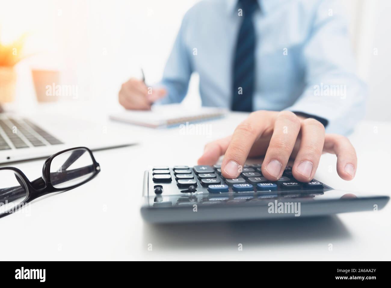 Steuerberater steuerliche Informationen oder geschäftlicher Daten berechnen. Unternehmer arbeiten im Büro Stockfoto