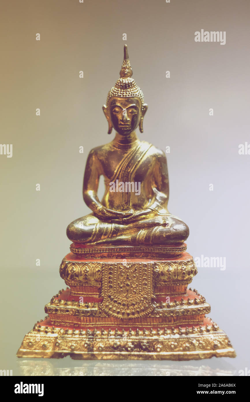 Messing Buddha Statue in einer Meditationshaltung sitzen auf einem Sockel Stockfoto