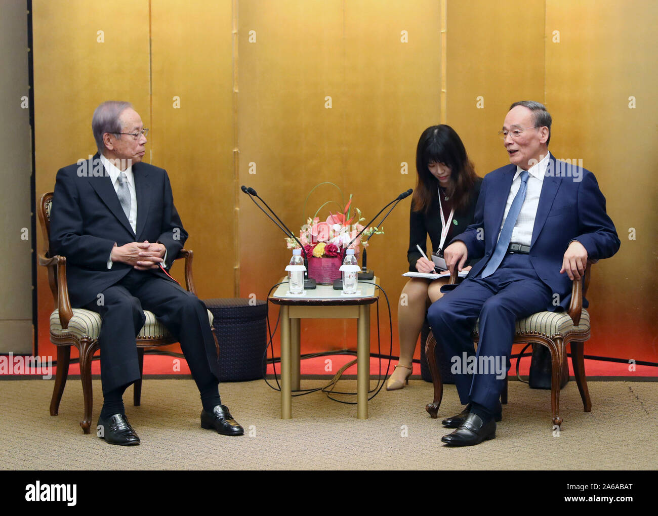 Sapporo, Japan. 22 Okt, 2019. Chinesische Vizepräsident Wang Qishan (R) trifft mit dem japanischen Premierminister Yasuo Fukuda in Tokio, Japan, Oktober 22, 2019. Chinesische Vizepräsident Wang Qishan am Freitag rundete ein fruchtbares freundliches Besuch in Japan. Während der 5-tägigen Besuch als Sondergesandter der chinesischen Präsident Xi Jinping, Wang nahm auch an die Inthronisierung Zeremonie der japanische Kaiser Naruhito. Credit: Du Xiaoyi/Xinhua/Alamy leben Nachrichten Stockfoto